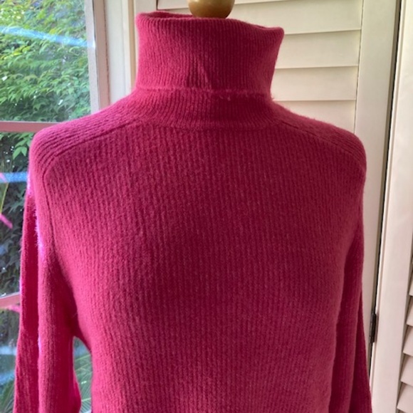 Fuchsia Turtleneck Sweater 🆕 - Picture 5 of 10